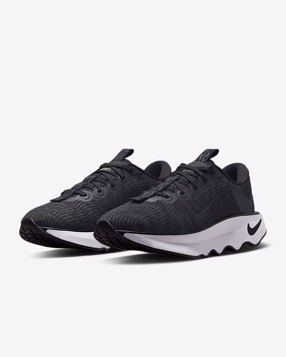 nike motiva-black and white-2